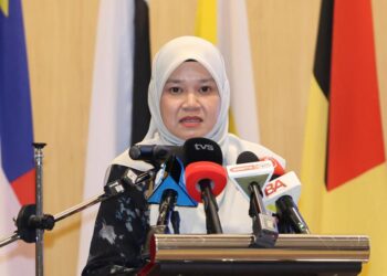 FADHLINA Sidek semasa Majlis Penyampaian Anugerah Pelajar Terbaik STPM, MUET dan Sijil Kecekapan Bahasa Melayu bagi Warganegara Asing (SKBMW) Tahun 2025 di sini, hari ini.