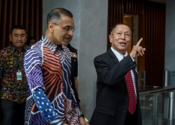 ABD Halim Aman bersama Mohammed Azman Aziz pada sidang akhbar khas di Ibu Pejabat SPRM, Putrajaya di sini, hari ini. - UTUSAN/FAISOL MUSTAFA