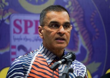 MOHAMMED Azman Aziz pada sidang akhbar khas di Ibu Pejabat SPRM, Putrajaya di sini, hari ini. - UTUSAN/FAISOL MUSTAFA