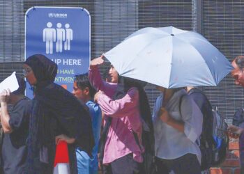 SEBAHAGIAN pelarian menunggu bagi mendapatkan dokumen pengenalan diri yang dikeluarkan oleh Pesuruhjaya Tinggi Pertubuhan Bangsa-Bangsa Bersatu bagi Pelarian (UNHCR) ketika tinjauan di Bukit Petaling, Kuala Lumpur. - UTUSAN/AMIR KHALID
