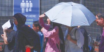 SEBAHAGIAN pelarian menunggu bagi mendapatkan dokumen pengenalan diri yang dikeluarkan oleh Pesuruhjaya Tinggi Pertubuhan Bangsa-Bangsa Bersatu bagi Pelarian (UNHCR) ketika tinjauan di Bukit Petaling, Kuala Lumpur. - UTUSAN/AMIR KHALID