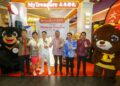 MOHD. Amirul Rizal Abdul Rahim (tiga kanan) bersama Ketua Pegawai Eksekutif Kumpulan JYY, Alan Tan (tiga kiri) ketika melancarkan MyTreasure di Terminal Lapangan Terbang Antarabangsa Kuala Lumpur 2 (KLIA 2), Sepang di sini, hari ini. -UTUSAN/FAISOL MUSTAFA