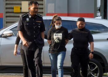 SEORANG wanita didakwa di Mahkamah Majistret Sepang atas pertuduhan membunuh seorang wanita warga Indonesia. - UTUSAN/FAISOL MUSTAFA