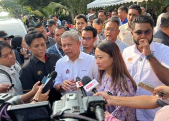 HANNAH Yeoh dan Fadlun Mak Ujum ketika meninjau kawasan pembangunan semula kawasan penjaja di Jalan 3/48A, UTC Sentul di ibu negara, hari ini