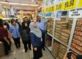 TIMBALAN Menteri KPDN, Datuk Dr. Fuziah Salleh meninjau harga barang ketika sesi walkabout Program Jualan Rahmah Madani (PJRM) di Pasar Raya Econsave Taman Daya, Johor Bahru disini. UTUSAN/RAJA JAAFAR ALI