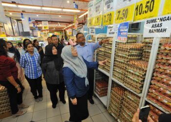 TIMBALAN Menteri KPDN, Datuk Dr. Fuziah Salleh meninjau harga barang ketika sesi walkabout Program Jualan Rahmah Madani (PJRM) di Pasar Raya Econsave Taman Daya, Johor Bahru disini. UTUSAN/RAJA JAAFAR ALI