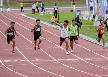 AZEEM Fahmi (tiga dari kanan) meraikan kejayaannya memenangi pingat emas 100m dalam Terbuka Malaysia di Stadium UPM, hari ini. UTUSAN/FARIZ RUSADIO