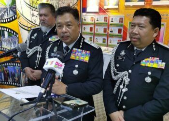 Zakaria Shaaban pada sidang akhbar selepas Majlis Perbarisan Tamat Latihan Kursus Sijil Asas dan Sijil Tinggi Keimigresenan Siri 1 2026 Jabatan Imigresen Malaysia, hari ini.
-GAMBAR : MOHD SHAHJEHAN MAAMIN.