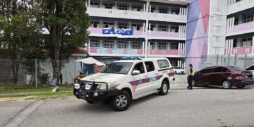 KENDERAAN Unit Forensik Polis Diraja Malaysia (PDRM) meninggalkan kawasan sebuah sekolah menengah di Sendayan, Seremban selepas menjalankan siasatan berhubung insiden seorang pelajar perempuan yang dilaporkan maut dipercayai terjatuh dari tingkat tiga bangunan sekolah itu hari ini.