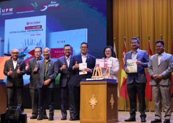 Dr. Azlinda Azman diiringi Ir. Ahmad Farhan Mohd Sadullah merasmikan Gimik Peluncuran Bulan Sinergi Putra UPM 2026 dan Peluncuran Dokumen Strategik Universiti di Serdang baru-baru iin -UTUSAN/AMIR KHALID.