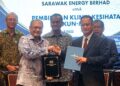 DZULKEFLY Ahmad menyaksikan MoU antara KKM dengan Sarawak Energy Berhad pada Majlis Menandatangani Memorandum Persefahaman bagi pembinaan Klinik Kesihatan Bakun-Murum. - UTUSAN/FAISOL MUSTAFA