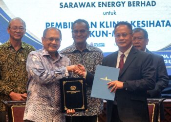DZULKEFLY Ahmad menyaksikan MoU antara KKM dengan Sarawak Energy Berhad  pada Majlis Menandatangani Memorandum Persefahaman bagi pembinaan Klinik Kesihatan Bakun-Murum. - UTUSAN/FAISOL MUSTAFA