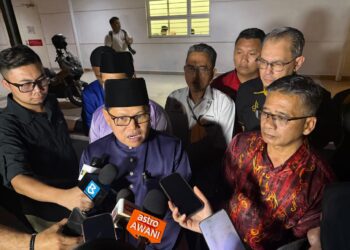 MOHD. Azam Ahmad ketika ditemui pemberita di Unit Forensik Hospital Rembau di Rembau, malam ini.- UTUSAN/ NOR SHAFIQAH MOHD GHAZALI.