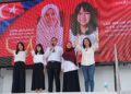 ANTHONY Loke Siew Fook (tengah) memperkenalkan Nor Zulaila Abd. Ghani dan Lee Wern Yiing sebagai calon PH bagi kerusi DUN Tiram dan Johor Jaya pada Majlis Pengumuman Calon di Pusat Komuniti Harapan, Plentong, Johor Bahru.