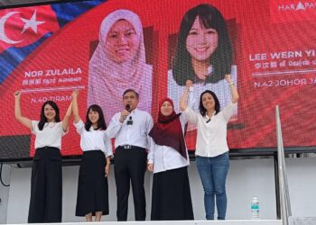 ANTHONY Loke Siew Fook (tengah) memperkenalkan Nor Zulaila Abd. Ghani dan Lee Wern Yiing sebagai calon PH bagi kerusi DUN Tiram dan Johor Jaya pada Majlis Pengumuman Calon di Pusat Komuniti Harapan, Plentong, Johor Bahru.