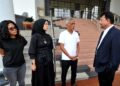 KAMAL Hisham Jaafar berbincang dengan ahli keluarga suspek iaitu majikan yang didakwa memukul pembantu rumah warga Indonesia di perkarangan mahkamah Johor Bahru, disini. UTUSAN/RAJA JAAFAR ALI