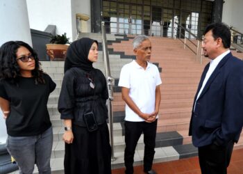 KAMAL Hisham Jaafar berbincang dengan ahli keluarga suspek iaitu majikan yang didakwa memukul pembantu rumah warga Indonesia di perkarangan mahkamah Johor Bahru, disini. UTUSAN/RAJA JAAFAR ALI
