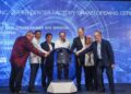 ANWAR Ibrahim (tengah) melakukan gimik pada majlis perasmian kilang MKS Inc. Super Center di Taman Teknologi Bandar Cassia, Batu Kawan, Pulau Pinang. -UTUSAN/DANIAL