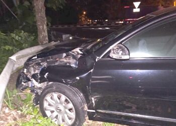KEADAAN kereta Nissan Teana dipandu Zulkifli Ismail yang remuk di bahagian depan dalam kemalangan di persimpangan lampu isyarat Jelatang, Lebuh AMJ, Alor Gajah, Melaka.