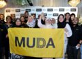 PRESIDEN Muda, Amira Aisya Abd. Aziz (empat kiri) mengangkat tangan calon Muda bagi DUN Puteri Wangsa, Rashifa Aljunied pada majlis Pengumuman Calon Muda di Taman Daya, Johor Bahru disini. UTUSAN/RAJA JAAFAR ALI