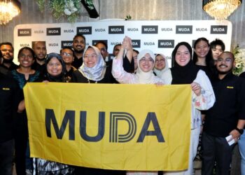 PRESIDEN Muda, Amira Aisya Abd. Aziz (empat kiri) mengangkat tangan calon Muda bagi DUN Puteri Wangsa, Rashifa Aljunied pada majlis Pengumuman Calon Muda di Taman Daya, Johor Bahru disini. UTUSAN/RAJA JAAFAR ALI