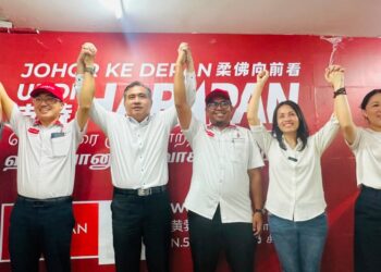 MOHAMAD Syafwan (tiga dari kanan) dan Wong Bor Yang (dua kiri) diumumkan sebagai calon PH bagi kerusi DUN Bukit Permai dan Senai pada PRN Johor ke-16.