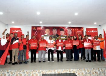 PRESIDEN Amanah, Datuk Seri Mohamad Sabu (tengah) menyempurnakan Majlis Pelancaran Jentera Pilihanraya Amanah Zon Selatan di Taman Universiti, Iskandar Puteri disini. UTUSAN/RAJA JAAFAR ALI