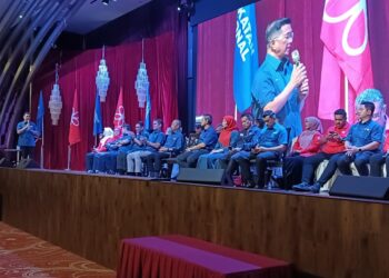 MOHAMED Azmin Ali (berdiri kiri) berucap pada program Pelancaran Jentera PRN Johor ke-16, di Bakri, Muar.