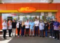 MOHAMED KHALED Nordin (enam dari kanan) bergambar ketika menghadiri program Pengisian Minyak Percuma Untuk Motosikal di BHP Felda Ayer Tawar 2, Kota Tinggi.