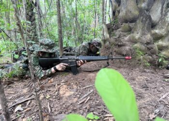 Hajah Sharifah Farah Adriana Jamalullail ketika menjalani latihan Kursus Asas Perajurit Muda Sukarela (APMS) Tentera Darat Malaysia yang berlangsung dari 7 hingga 20 Jun 2026 di kawasan hutan Pauh Putra, Perlis.