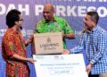 MENTERI Sumber Manusia, Datuk Seri R. Ramanan menyaksikan Timbalan Ketua Eksekutif (Operasi) PERKESO, Azirruan Arifin (kanan) menyampaikan faedah hilang upaya sementara kepada Muhammad Muazrin Arifin berjumlah RM7,488 sempena Majlis Perasmian Karnival Lindung Kerjaya Madani di Dewan Konvensyen Setia, Setia Tropika, Johor Bahru disini. UTUSAN/RAJA JAAFAR ALI