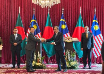 ANWAR Ibrahim dan Tarique Rahman menyaksikan pertukaran dokumen persefahaman antara kedua-dua negara.