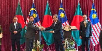 ANWAR Ibrahim dan Tarique Rahman menyaksikan pertukaran dokumen persefahaman antara kedua-dua negara.