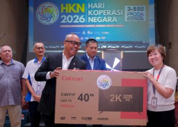 AHMAD Norihan Jalal menyerahkan sebuah television kepada seorang pekerja Media Mulia Sdn. Bhd. - UTUSAN/M. FIRDAUS M. JOHARI