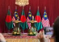 Anwar dan Tarique pada sidang akhbar bersama di Bangunan Perdana Putra hari ini.