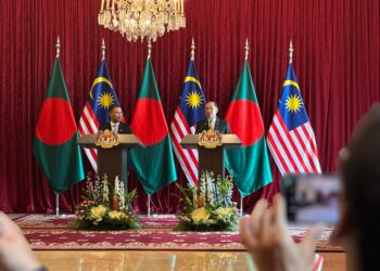 Anwar dan Tarique pada sidang akhbar bersama di Bangunan Perdana Putra hari ini.