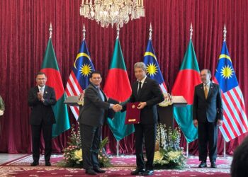 ANWAR Ibrahim dan Tarique Rahman menyaksikan pertukaran dokumen memorandum persefahaman antara kedua-dua negara.