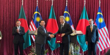 ANWAR Ibrahim dan Tarique Rahman menyaksikan pertukaran dokumen memorandum persefahaman antara kedua-dua negara.