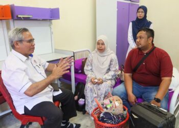 RAHIM Selamat (kiri) menerangkan sesuatu kepada Auni Batrisyia A. Rahman Siyutti (tengah) dan abangnya, Mohd. Zuhri, 36, (kanan) di bilik asrama ketika Minggu Haluan Siswa TVETMara SPU di Tasek Gelugor, Pulau Pinang hari ini.-UTUSAN/DANIAL SAAD