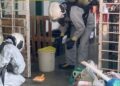 DUA anggota Hazmat dari JBPM Pulau Pinang sedang menjalankan kerja-kerja nyahcemar susulan tumpahan merkuri di sebuah premis di Jalan Terengganu, George Town, Pulau Pinang hari ini.-IHSAN JBPM PULAU PINANG