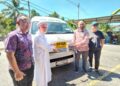 ZAFRI Ab. Halim (dua kanan) menyerahkan replika kunci van jenazah baharu kepada Zakaria Mat Zin untuk kegunaan penduduk di Masjid Al-Azim, Kampung Mukim Parit, Tengah, Salor, Kota Bharu, Kelantan.UTUSAN/YATIMIN ABDULLAH