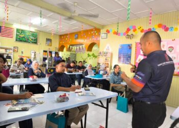 KHAIRUL Anuar Kamarudin memberi pendedahan teknik penternakan ikan dan akuakultur