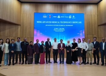 HANAFIAH Harunarashid (sembilan dari kanan) bersama syarikat-syarikat teknologi perubatan yang terlibat dengan pameran di sini, hari ini.