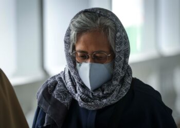ASNIDA Abdul Daim ketika hadir bagi sebutan kes melibatkan kegagalan mengisytihar harta di lima syarikat di Mahkamah Sesyen, di sini hari ini. - UTUSAN/MUHAMAD IQBAL ROSLI