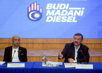 AMIR Hamzah Azizan bersama Datuk Armizan Mohd Ali pada sidang akhbar Pelaksanaan Pembaharuan Penyelarasan Subsidi Diesel di Kementerian Kewangan, Putrajaya. - UTUSAN/FAISOL MUSTAFA