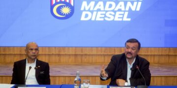 AMIR Hamzah Azizan bersama Datuk Armizan Mohd Ali pada sidang akhbar Pelaksanaan Pembaharuan Penyelarasan Subsidi Diesel di Kementerian Kewangan, Putrajaya. - UTUSAN/FAISOL MUSTAFA