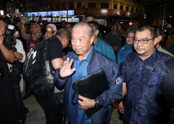 MUHYIDDIN Yassin tiba di mesyuarat Majlis Tertinggi PN bersama pimpinan Bersatu di Pejabat Agung Pas, Jalan Raja Laut, di sini. - UTUSAN/AMIR KHALID