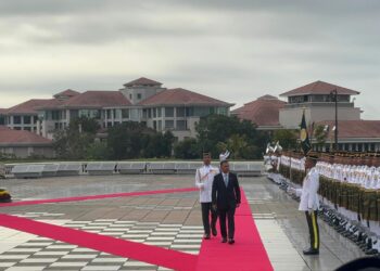TARIQUE Rahman memeriksa pasukan kawalan kehormatan Batalion Pertama Rejimen Askar Melayu Diraja di Bangunan Perdana Putra, Putrajaya.