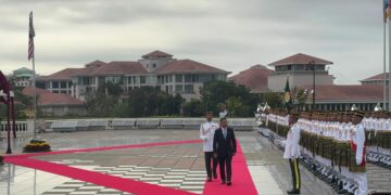 TARIQUE Rahman memeriksa pasukan kawalan kehormatan Batalion Pertama Rejimen Askar Melayu Diraja di Bangunan Perdana Putra, Putrajaya.