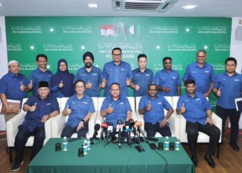 AHMAD Samsuri Mokhtar bersama Ahli Majlis Tertinggi PN selepas mesyuarat di Pejabat Agung Pas, Jalan Raja Laut, di sini. - UTUSAN/AMIR KHALID